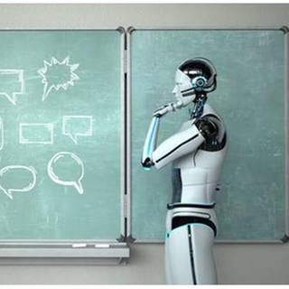 Roboter steht vor einer Tafel und grübelt - KI kann dabei helfen, eine Sprache zu erlernen