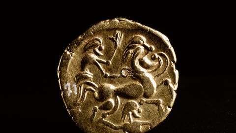 Keltische Münze, auf der ein Reiter abgebildet ist, tags: Kelten, Tierknochen, Grabbeilage (Foto: IMAGO, UIG)