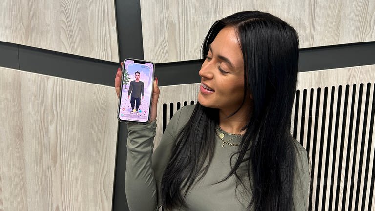 Selina hält ihr Handy mit einem Bild vom KI-Avatar Maurizio, tags: Liebe, KI, Beziehungen (Foto: SWR, SWR)