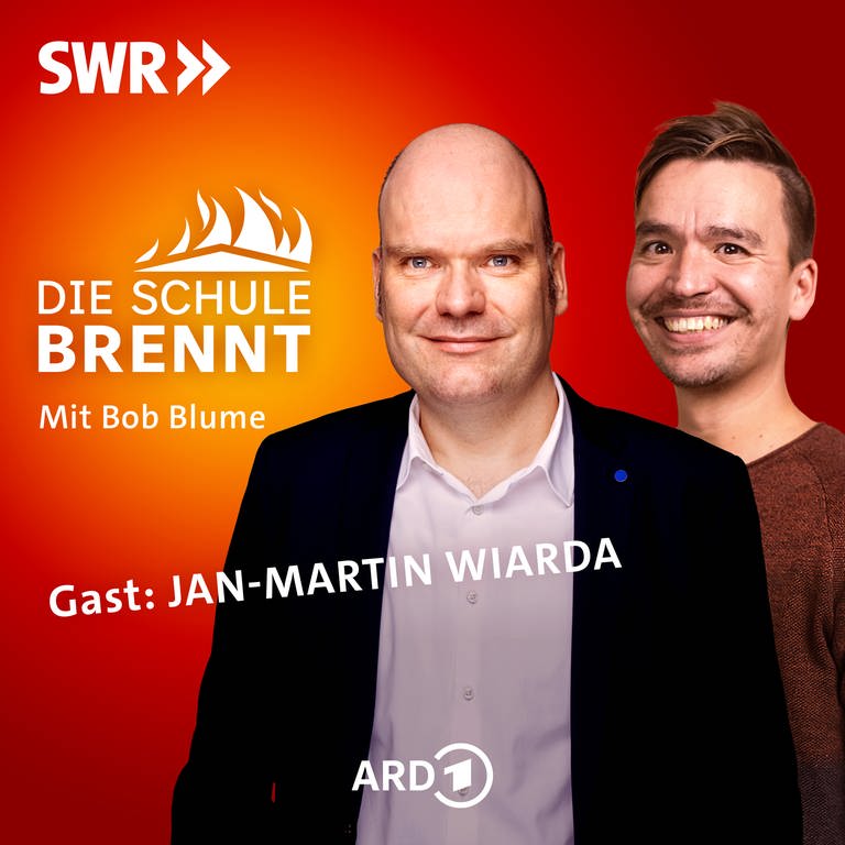 Jan-Martin Wiarda und Bob Blume auf dem Podcast-Cover von "Die Schule brennt – der Bildungspodcast mit Bob Blume" (Foto: SWR, Kay Herschelmann / Niko Neithardt / SWR)