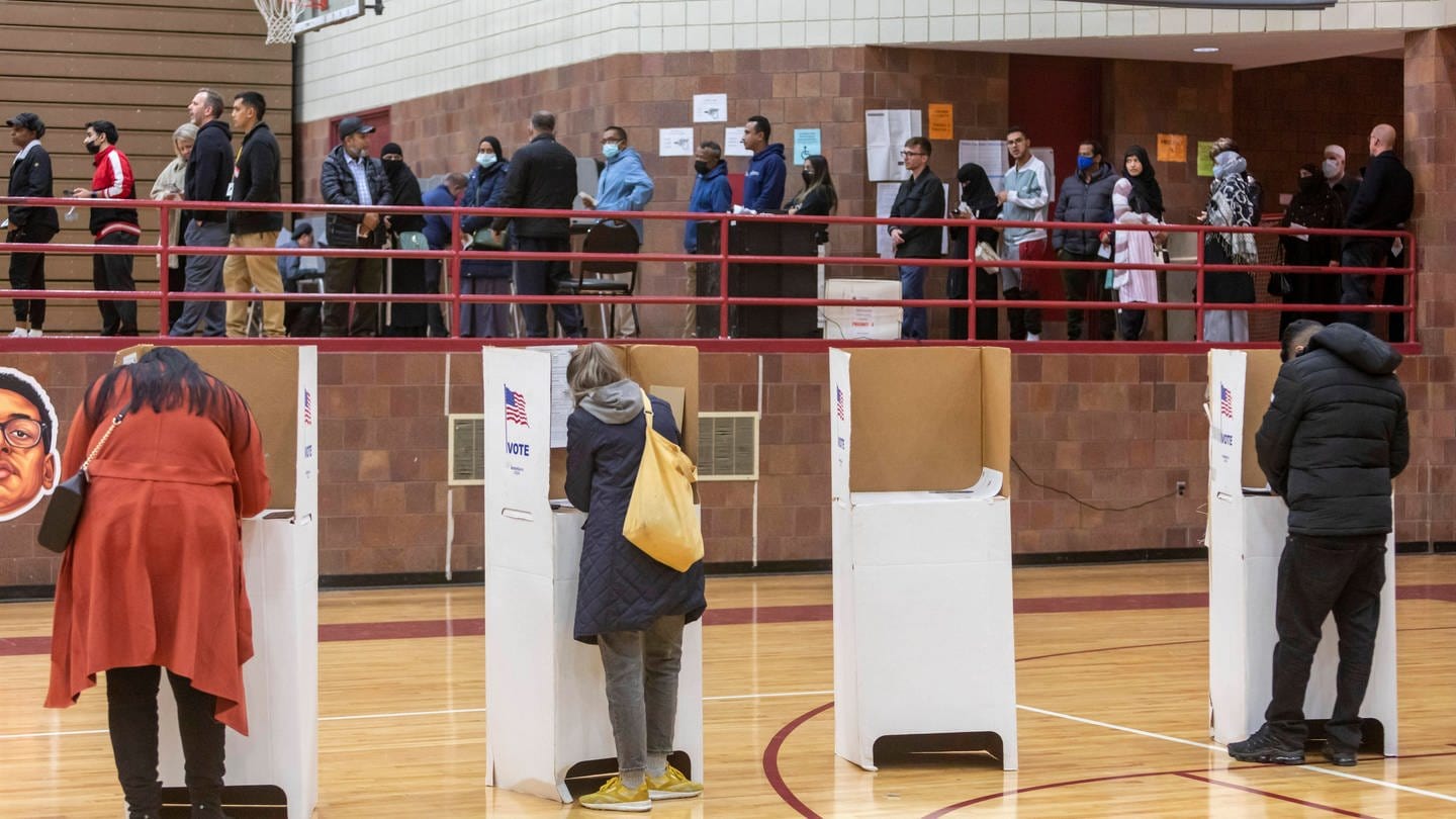 Wie KI eine Wahl beeinflussen kann, zeigt ein Beispiel aus den USA: In New Hampshire wurden im Januar 2024 kurz vor den Vorwahlen Tausende Wählerinnen und Wähler von einem KI-generierten Joe Biden angerufen und aufgefordert, nicht zur Wahl zu gehen. (Foto: IMAGO, IMAGO / imagebroker)