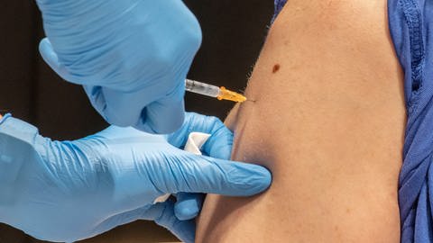 Ein 62-jähriger Mann ließ sich 217 Mal gegen Corona impfen. Jetzt wurde er wissenschaftlich an der Universität Erlangen-Nürnberg untersucht. (Foto: IMAGO,  IMAGO/Wolfgang Maria Weber)