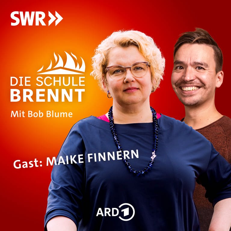 Maike Finnern und Bob Blume auf dem Podcast-Cover von "Die Schule brennt – der Bildungspodcast mit Bob Blume" (Foto: SWR, Kay Herschelmann / Niko Neithardt / SWR)