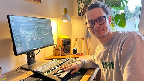 Musiker Nico Höfele an seinem Schreibtisch (Foto: SWR)