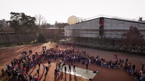 Die Schule versammelt sich zum Start des Stratosphärenballons. (Foto: SWR)