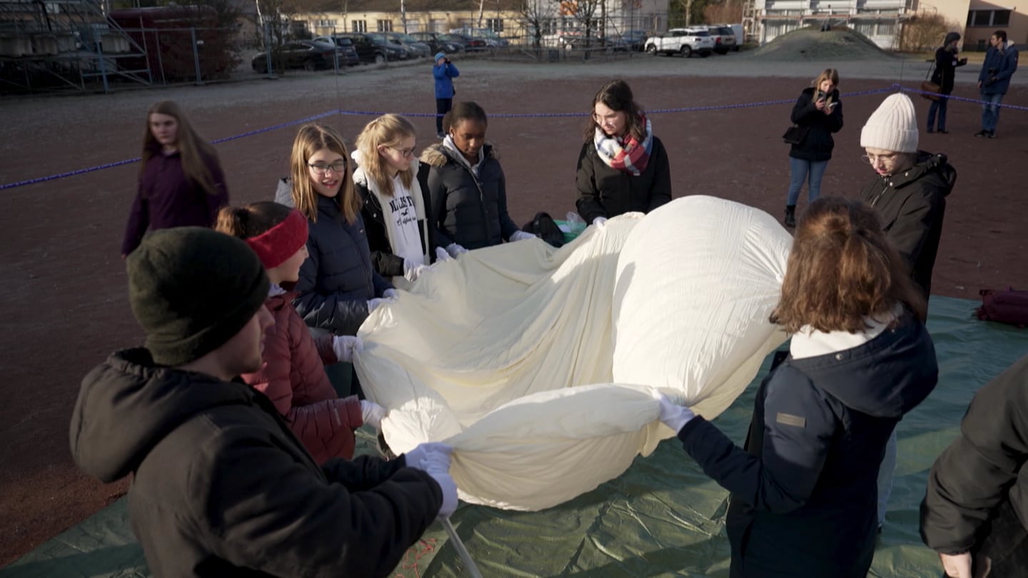 Schülerinnen starten den Stratosphärenballon - ein Physik-Experiment. (Foto: SWR)