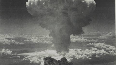 Atompilz von Nagasaki am 9. August 1945: Robert J. Oppenheimer gilt als "Vater der Atombombe". Doch die politische Verantwortung für deren Einsatz hatten andere. (Foto: IMAGO, IMAGO/Bridgeman Images)