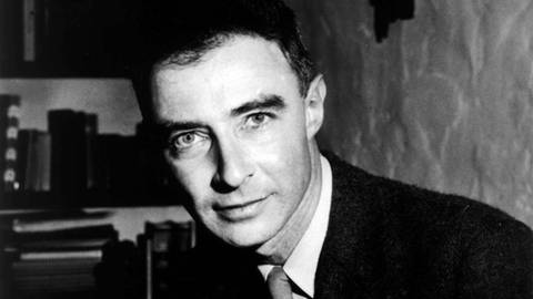 Robert J. Oppenheimer studierte auch in Deutschland. Nach der Machtergreifung der Nazis ging der Physiker in die USA und spielte da eine wichtige Rolle bei der Entwicklung der Atombombe. (Archivbild aus dem Jahr 1942). (Foto: IMAGO, IMAGO/Bridgeman Images)