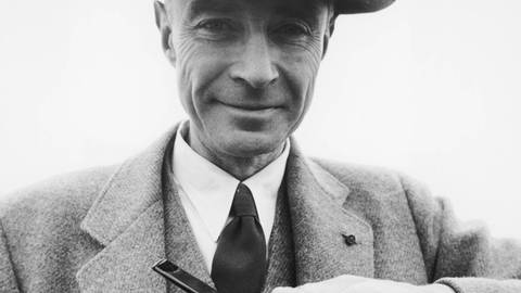 Robert J. Oppenheimer gilt als "Vater der Atombombe". Das biographische Film-Epos "Oppenheimer" wurde jetzt mit mehreren Oscars prämiert. (Foto: IMAGO, IMAGO/Bridgeman Images)