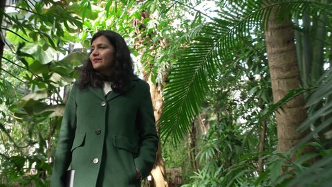 Leibniz-Preisträgerin Rohini Kuner stammt ursprünglich aus Indien und findet im Botanischen Garten Heidelberg immer wieder neue Inspirationen für ihre Forschungsarbeit. (Foto: SWR, SWR/Veronika Simon)
