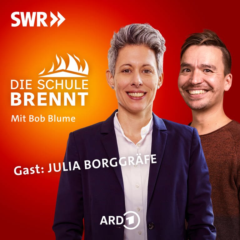 Julia Borggräfe und Bob Blume auf dem Podcast-Cover von "Die Schule brennt – Mit Bob Blume"