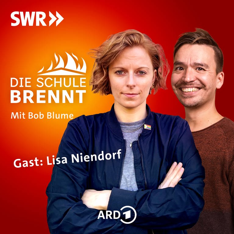 Lisa Niendorf und Bob Blume auf dem Podcast-Cover von "Die Schule brennt – der Bildungspodcast mit Bob Blume" (Foto: SWR, Lisa Niendorf / Niko Neithardt / SWR)
