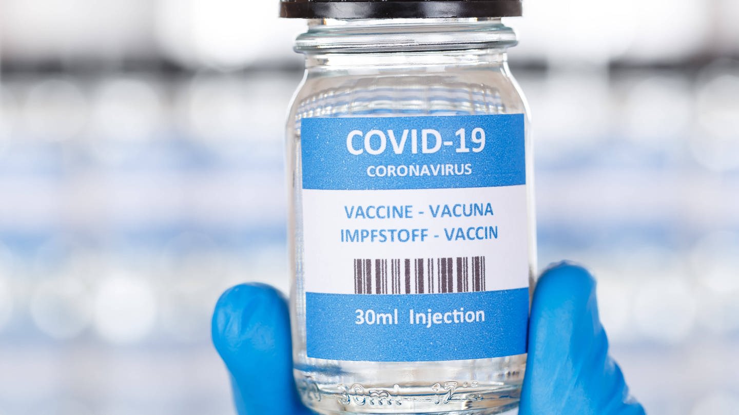 Impfstoffampulle, tags: Impfen, Corona-Pandemie, Impfstoff (Foto: IMAGO, CHROMORANGE)