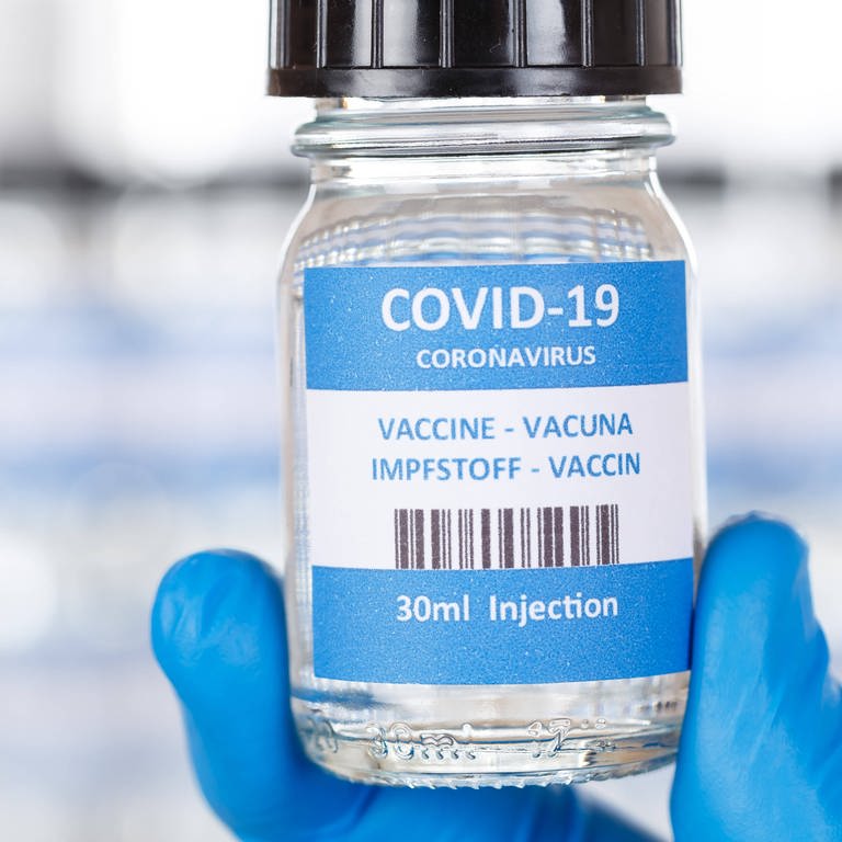 Impfstoffampulle, tags: Impfen, Corona-Pandemie, Impfstoff