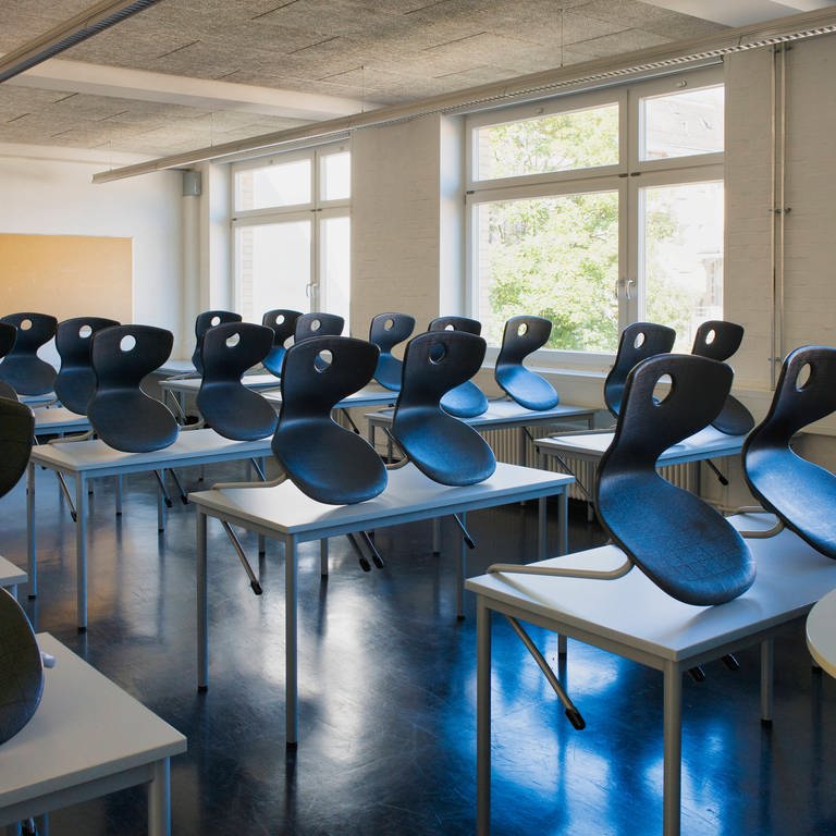 Leeres Klassenzimmer, tags: Schulschließungen, Pandemie, Homeschooling (Foto: IMAGO, Michael Weber)