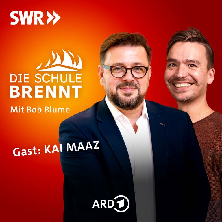 Kai Maaz und Bob Blume auf dem Podcast-Cover von "Die Schule brennt – Mit Bob Blume" (Foto: SWR, fotorismus für DIPF / Niko Neithardt / SWR)