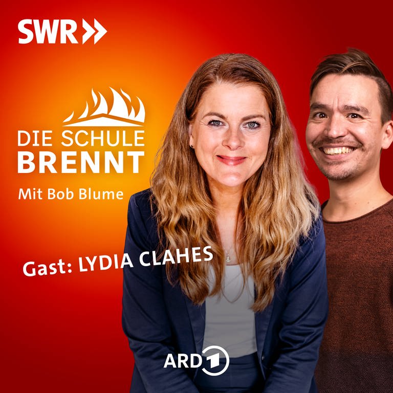 Lydia Clahes und Bob Blume auf dem Podcast-Cover von "Die Schule brennt – Mit Bob Blume"