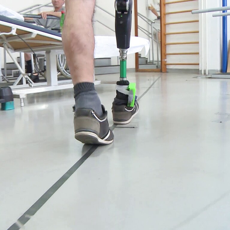 Ein Freiwilliger testet die Prothese mit Gefühl beim Gehen auf einer geraden Linie (Foto: Pressestelle, ETH Zürich / Francesco M.Petrini )