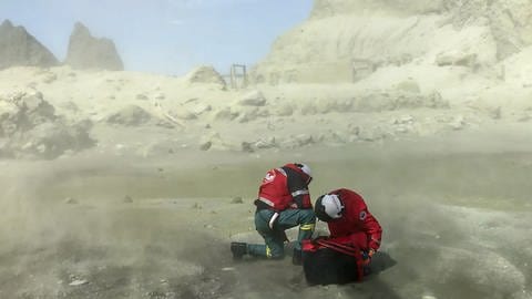 Rettungskräfte suchen nach dem Vulkanausbruch auf White Island nach Überlebenden.  (Foto: IMAGO, imago images/Xinhua)