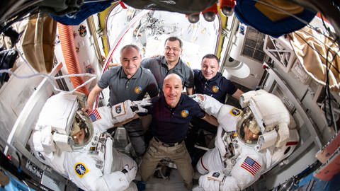 Ziemlich eng auf der ISS. Da müssen die Astronauten beim Keksebacken ganz schön abgezirkelt arbeiten.  (Foto: IMAGO, imago images / ZUMA Press)
