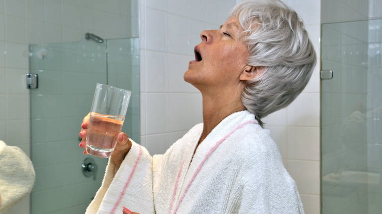 Viele Menschen nutzen Mundspülungen zur Bekämpfung von Bakterien im Mundraum. (Foto: IMAGO, imago/Paul von Stroheim)
