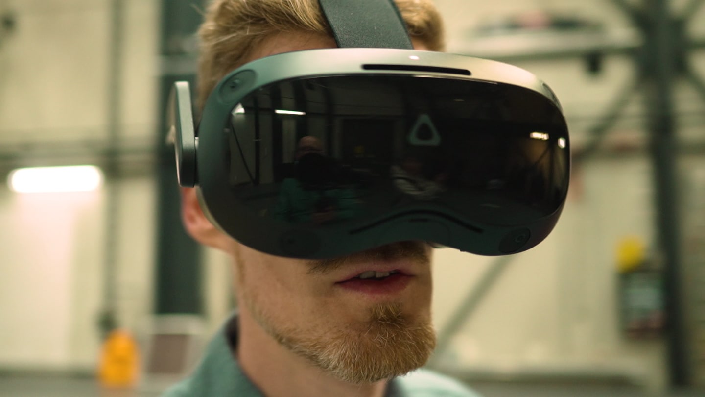 Das Virtual Reality Projekt MinoXR lässt sich mit mehreren Spielern gemeinsam in einer virtuellen Realität spielen.Jetzt wird das Spiel auf der FMX Messe in Stuttgart vorgestellt | Mensch mit VR-Brille. (Foto: SWR)