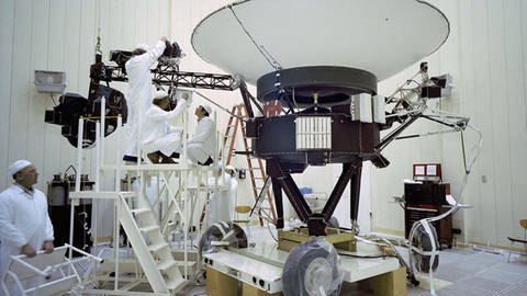 Die Voyager 1 Sonde wurde 1977 ins All geschickt. Dass sie überhaupt so lange funktioniert, hatte man damals nicht erwartet. Hier zu sehen: letzte Arbeiten an der Voyager 2 Sonde im Jahr 1977. (Foto: IMAGO, imago/zuma wire)
