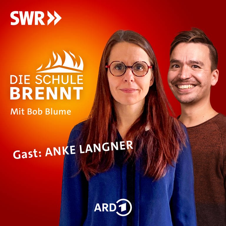 Anke Langner und Bob Blume auf dem Podcast-Cover von "Die Schule brennt – Mit Bob Blume": An der Universitätsschule Dresden wird Lernen und Lehren erforscht. Prof. Anke Langner über sinnhaftes Lernen und Defizite, die Lehrkräfte überwinden müssen.
