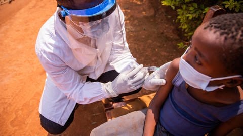Malaria ist in vielen südlichen Ländern noch weit verbreitet. Jetzt gibt es zumindest Hoffnungsschimmer bei der Entwicklung von Impfstoffen gegen die von Stechmücken übertragene, oft tödlich endende Krankheit.  