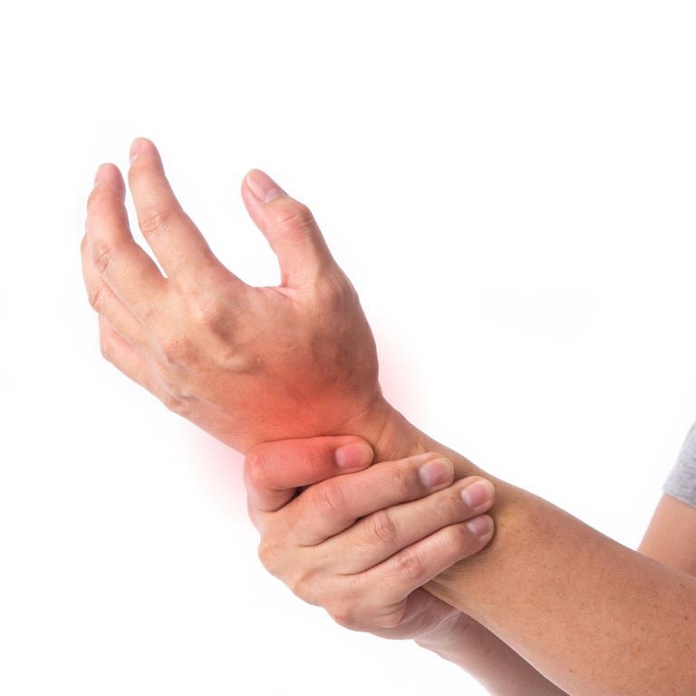 Jemand hält sich das schmerzende Handgelenk, tags: Rheuma, rheumatoide arthritis