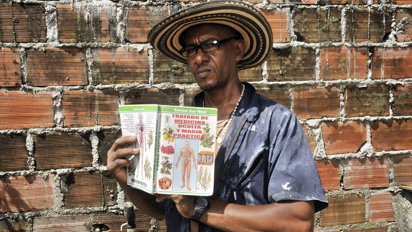 Traditioneller Heiler, Afro-Kolumbianer, mit Buch über Magie und Naturmedizin. (Foto: IMAGO, IMAGO / imagebroker)