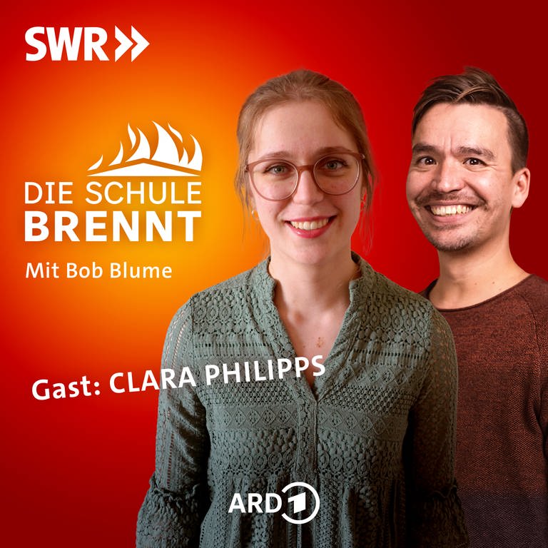 Clara Philipps und Bob Blume auf dem Podcast-Cover von "Die Schule brennt – Mit Bob Blume"