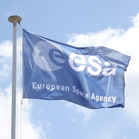 Eine Flagge mit dem Logo der Europäischen Weltraumorganisation Esa flattert im Wind.