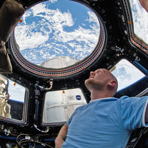 Alexander Gerst blickt von der ISS zur Erde.