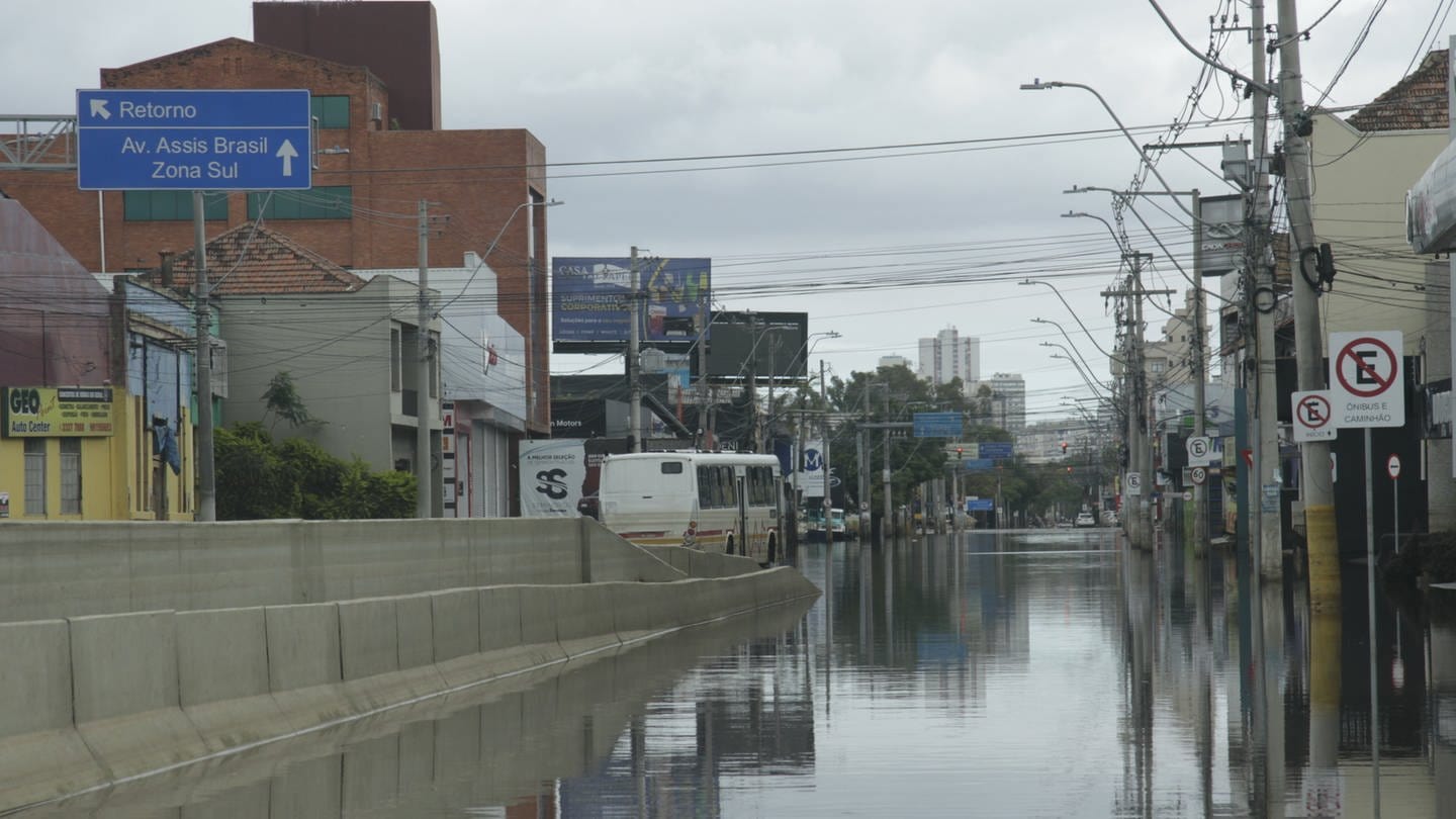Wasser überschwemmt die Straßen Brasiliens. (Foto: picture-alliance / Reportdienste, picture alliance / ZUMAPRESS.com | Luis Fernando Teixeira)