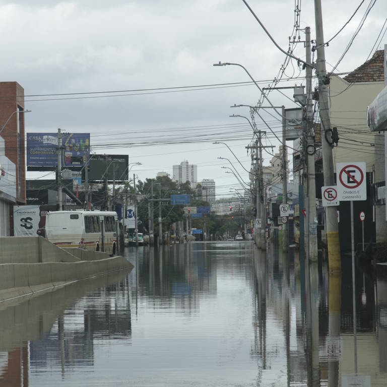 Wasser überschwemmt die Straßen Brasiliens.