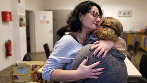 Erziehungswissenschaftlerin Suna Tanis-Huxohl umarmt eine ehemalige Bewohnerin des Frauenhauses Oberhausen