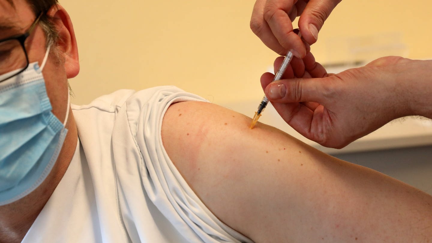 Medizinisches Personal wird gegen das Sars-CoV-2-Virus geimpft. (Foto: picture-alliance / Reportdienste, Picture Alliance/Bernd Wüstneck)