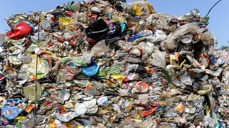 Plastikmüll wird oft nicht korrekt entsorgt und verschmutzt so die Umwelt.