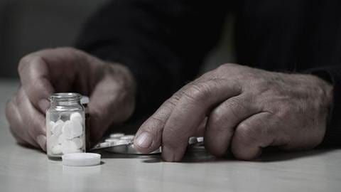 Älterer Mann füllt Tabletten um (Foto: Getty Images, Thinkstock -)
