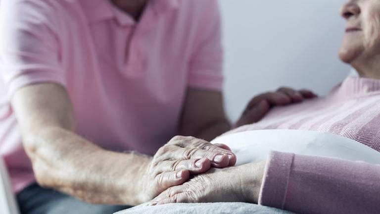 älterer Patient im Krankenbett (Foto: Getty Images, Thinkstock -)
