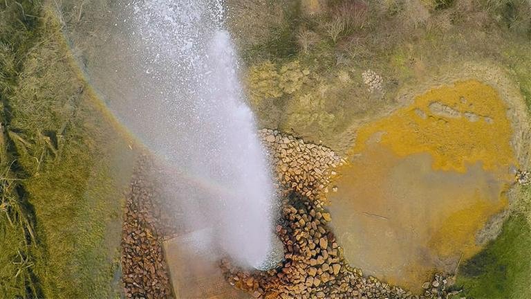 Luftaufnahme der Wasserfontäne eines Geysirs (Foto: SWR, SWR -)
