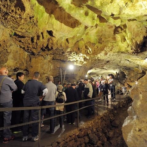 Besucher in einer Schauhöhle (Foto: picture-alliance / dpa, picture-alliance / dpa - Franziska Kraufmann)