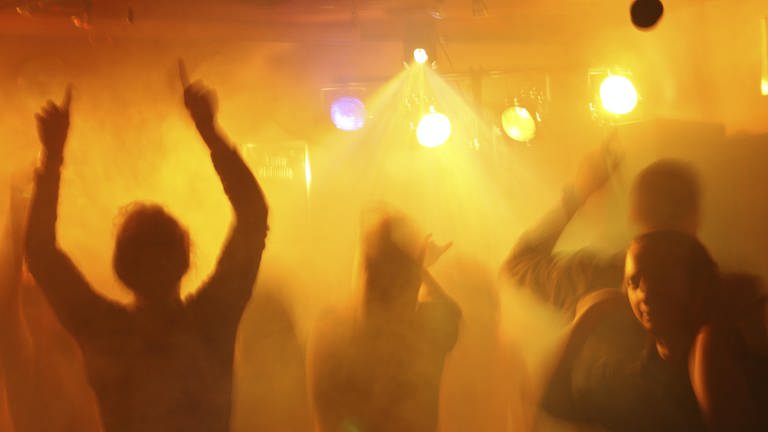 Menschen tanzen zu Musik in einer Disco (Foto: picture-alliance / Reportdienste, picture alliance / imageBROKER)