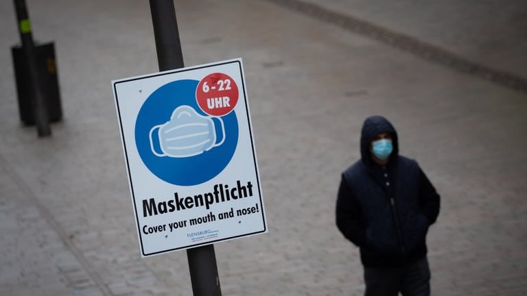 Ein Hinweisschild zur Maskenpflicht in der Fußgängerzone von Flensburg. (Foto: dpa)