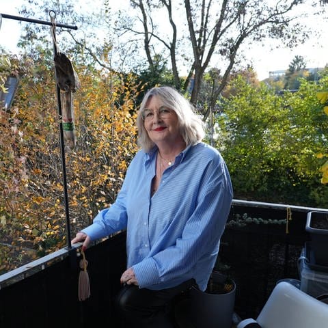Frau mit grauen Haaren steht auf Balkon (Foto: SWR)
