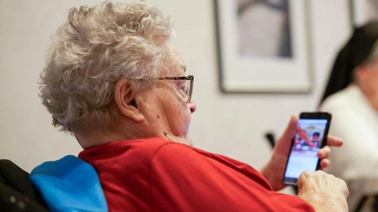 Foto von Ursula, wie sie auf ihr Handy tippt. (Foto: SWR) Foto von Ursula, wie sie auf ihr Handy tippt.