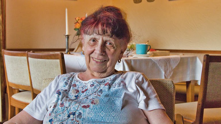 Helga Zinßmeister, 84, sitzt in ihrer Wohnung in Kaiserslautern (Foto: SWR)