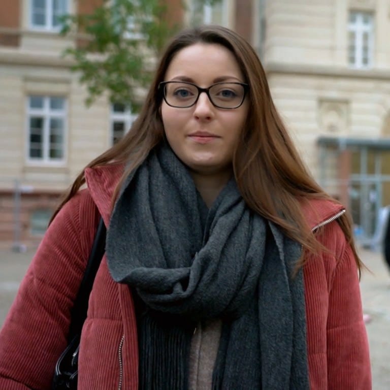 Eine junge Frau mit braunen, glatten Haaren und Brille schaut neutral in die Kamera (Foto: SWR)