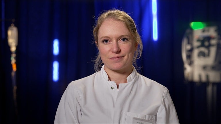 Jennifer ist Assistenzärztin in der Orthopädie und Unfallchirurgie. Sie sitzt vor einem blauen Hintergrund und schaut in die Kamera. (Foto: SWR) Jennifer ist Assistenzärztin in der Orthopädie und Unfallchirurgie. Sie sitzt vor einem blauen Hintergrund und schaut in die Kamera.